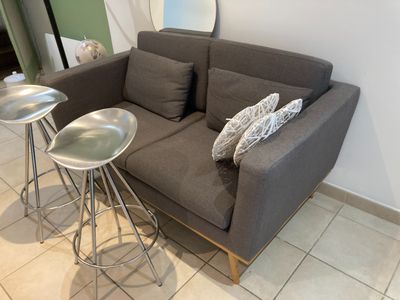 un canapé et deux tabourets dans un salon