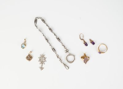 un assortiment de bijoux comprenant un collier, une bague et des boucles d'oreilles