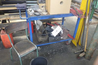 un chariot bleu surmonté d'une boîte