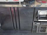 deux réfrigérateurs et un congélateur dans une cuisine