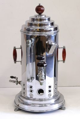 une cafetière en argent posée sur une table