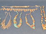 de nombreux colliers et bracelets de toutes sortes sur un fond bleu