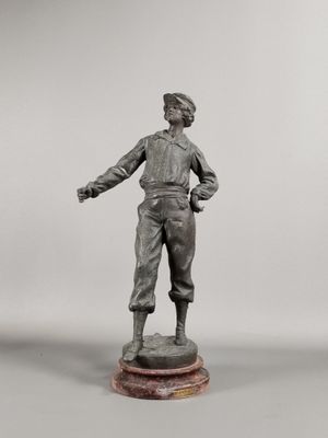 statue d'un homme debout sur un piédestal, les bras tendus