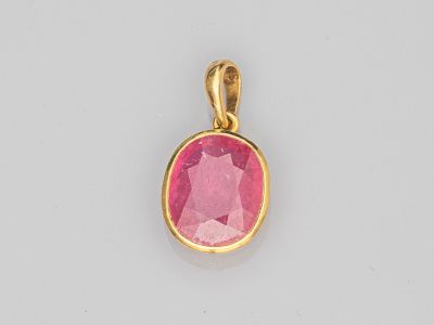 un pendentif en or 18 carats orné d'une tourmaline rose