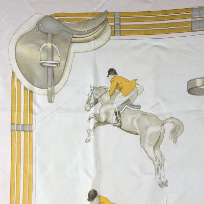 une nappe blanche sur laquelle est représenté un cheval et son cavalier
