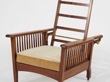 une image représentant une chaise en bois sur laquelle est posé un coussin