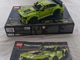Deux modèles Lego Technic sont empilés l'un sur l'autre