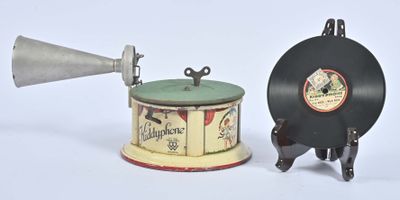 un vieux disque surmonté d'un cor, à côté d'un autre vieux disque