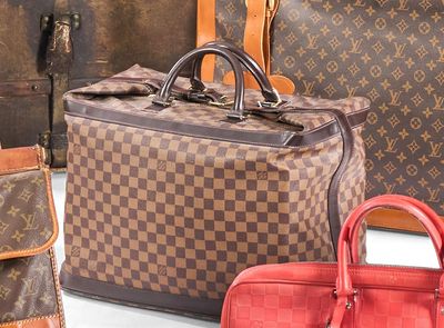 plusieurs bagages posés les uns à côté des autres sur une table