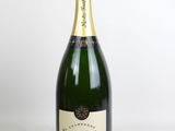 gros plan d'une bouteille de champagne sur fond blanc