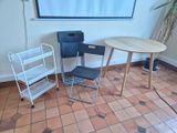 deux chaises et une table dans le coin d'une pièce