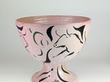un bol rose orné de motifs noirs et blancs
