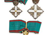 trois médailles et un ruban orné d'une croix sur fond blanc