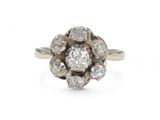 gros plan d'une bague en diamant sur fond blanc