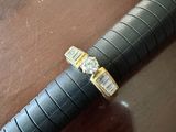 un stylo orné d'une bague en diamant, posé sur une table