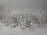 un grand nombre de verres posés sur une table