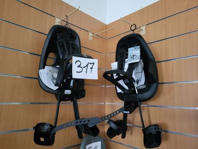 deux poussettes accrochées au mur d'un magasin