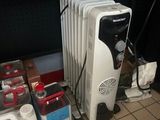 un radiateur posé à même le sol, à côté d'autres objets