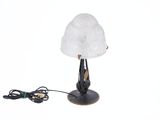 une lampe posée sur une table à côté d'un chargeur