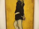 une image représentant un tableau d'une femme en robe noire et collants blancs