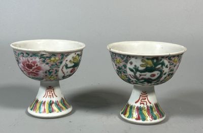 paire de bols en porcelaine chinoise ornés de motifs floraux sur fond gris