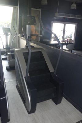 un tapis de course au milieu de la pièce