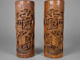 deux vases en bois sculpté posés sur une table