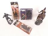 quelques figurines posées sur une table