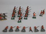 beaucoup de petits soldats qui sont posés sur la table