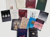 beaucoup de livres sur la table