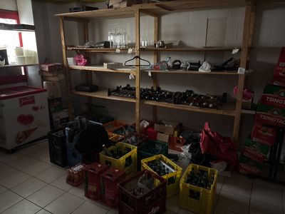 une pièce remplie de boîtes et d'étagères