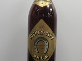 une bouteille de whisky posée sur une table