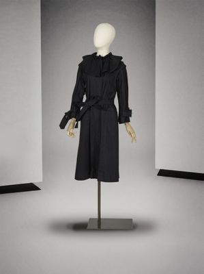 une photo d'un mannequin vêtu d'un manteau et d'une jupe noirs
