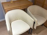 deux chaises placées à côté d'un bureau dans une pièce