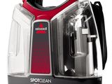 gros plan d'un aspirateur rouge et noir sur fond blanc