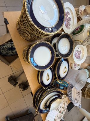 une table sur laquelle se trouvent beaucoup d'assiettes et de bols