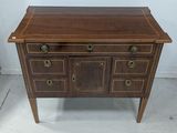 une photo d'une commode en bois avec des tiroirs et d'autres tiroirs posés dessus