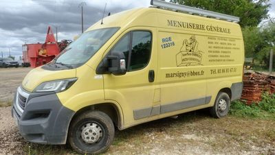 une camionnette jaune garée sur le bord de la route