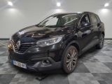 la voiture noire est garée sur le sol en damier d'un garage