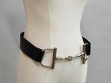 un gros plan sur le torse d'un mannequin entouré d'une chaîne