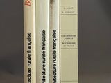 trois livres posés l'un à côté de l'autre sur une table
