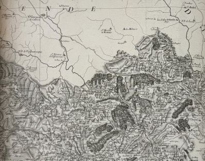 une vieille carte d'une ville avec une montagne en arrière-plan