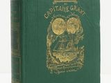 un vieux livre vert avec des lettres dorées sur la couverture