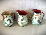 trois vases posés sur une table