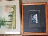 deux tableaux encadrés accrochés au mur au-dessus d'une cheminée