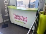 un comptoir vert et blanc avec une plante dans un pot vert