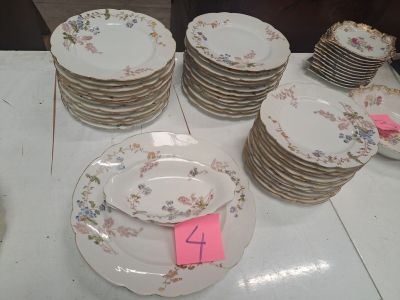 un grand nombre d'assiettes sur une table