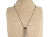 gros plan d'un torse de mannequin portant un collier