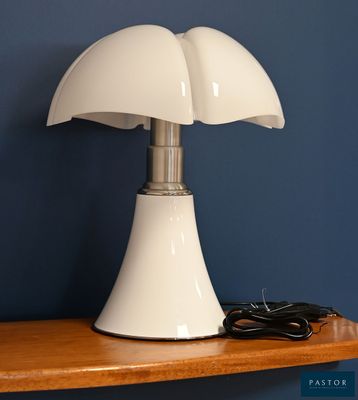 une lampe posée sur une étagère près d'un mur bleu