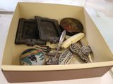 une boîte d'objets assortis posée sur une table
